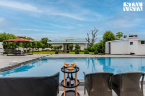 StayVista at Aravali Villa - View, Pool & BBQ